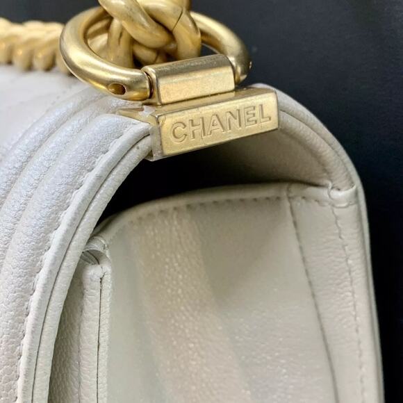 CHANEL Purse Medium Boy Chanel Chain Shoulder Bag Pearl White Quilted + Receipt - Picture 5 of 12